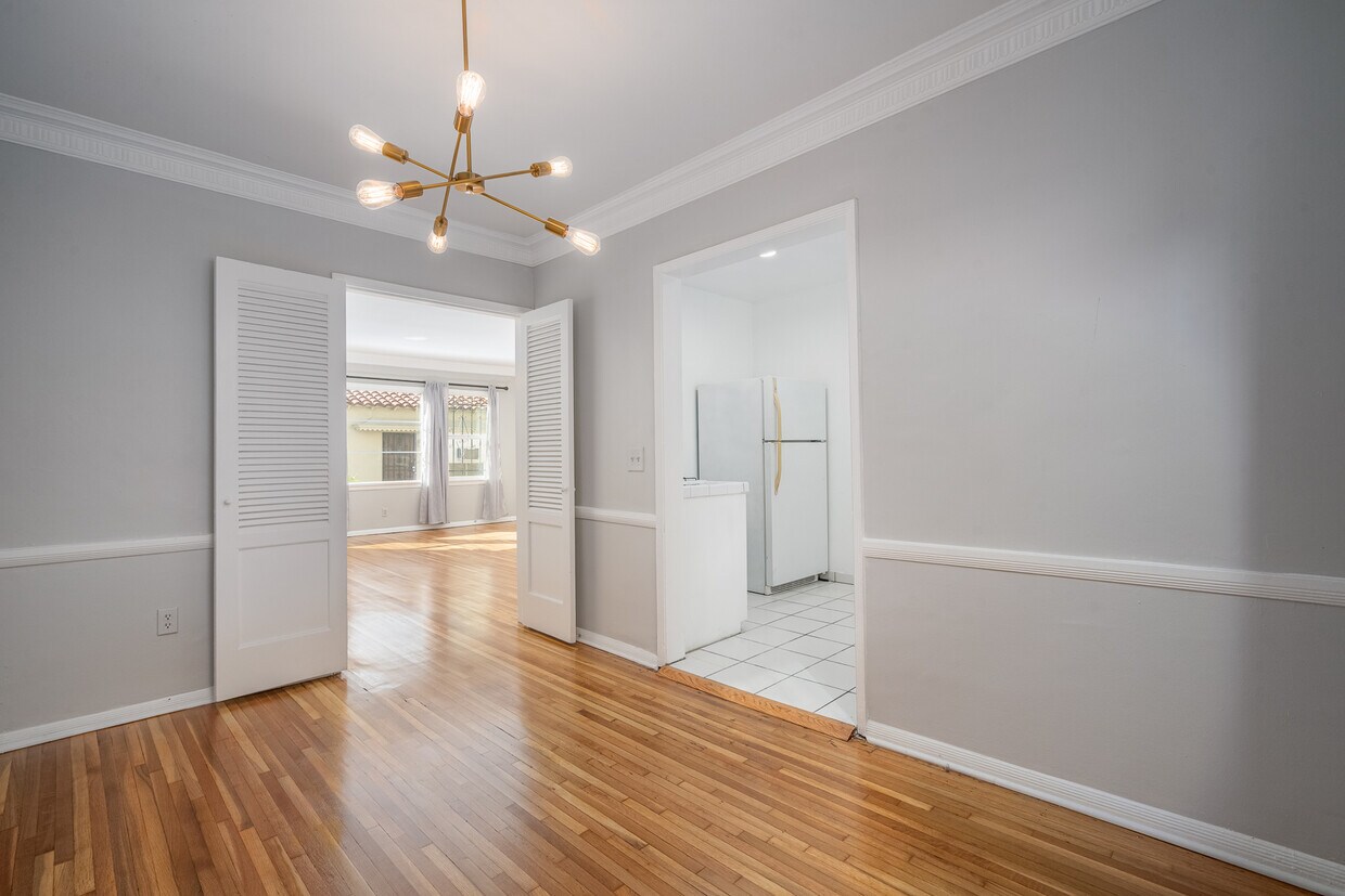 1255 1/2 S Dunsmuir Ave, Los Angeles, CA 90019 Apartments in Los