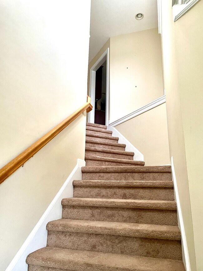 Building Photo - Beautifully Maintained Home in the Heart o...