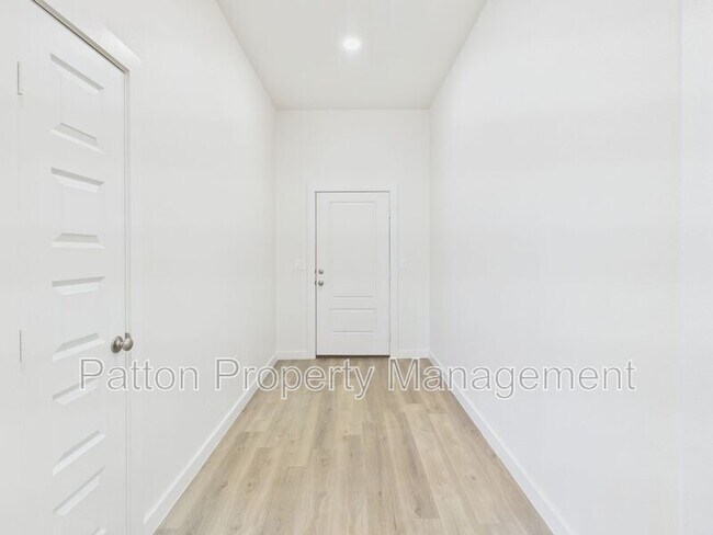 Foto del edificio - 3007 Farmyard Dr