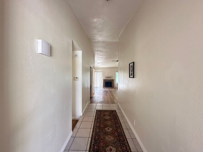 Building Photo - No HOA & Single Story