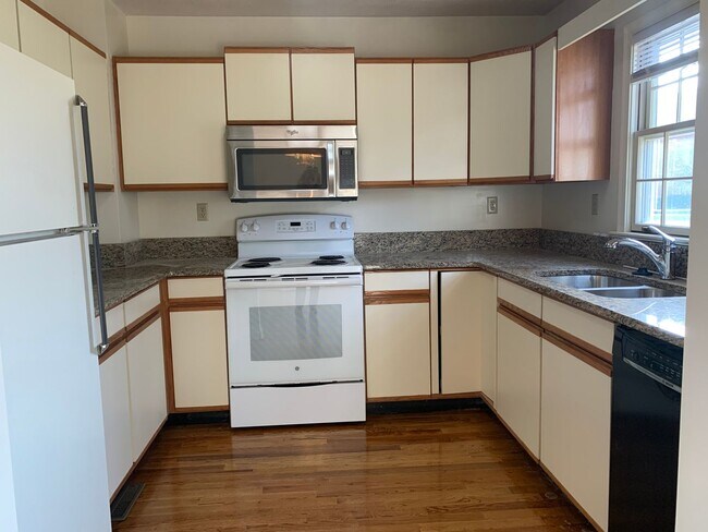 Building Photo - 3 level townhome