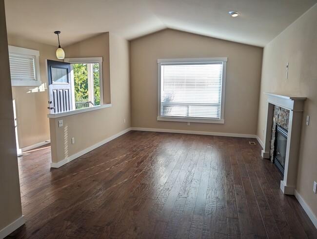 Building Photo - Spacious 3 Bedroom House with Air Conditio...