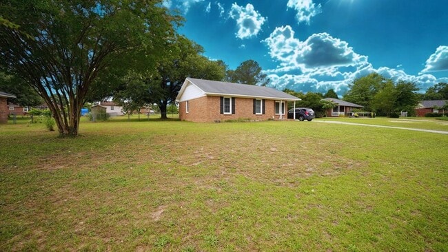 Building Photo - 805 Club Ln