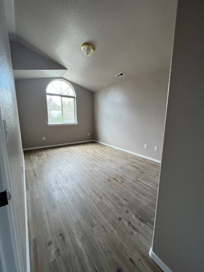 Building Photo - 3 Bedroom, 2.5 Bathroom Townhome - Close to Oregon Tech & Sky Lakes!