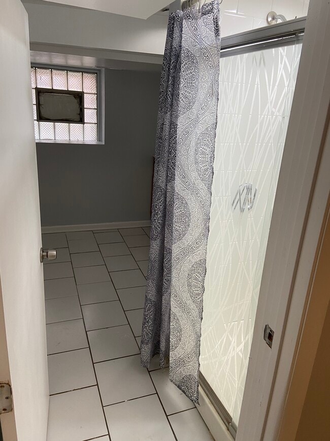 Building Photo - 3425 N Harding Ave