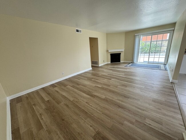 Foto del edificio - 812-818 E Fairway Dr