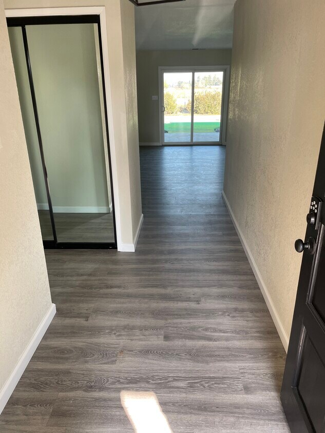 Foto principal - 769 Almond Dr