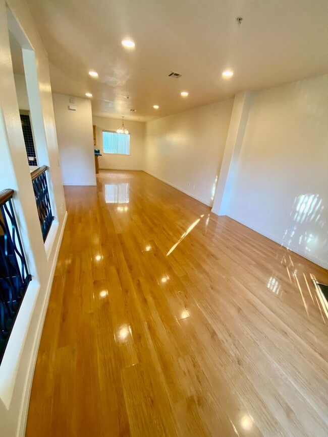 Building Photo - Spacious 4 Bed, 3 Bath Townhouse in Torrance $3,850