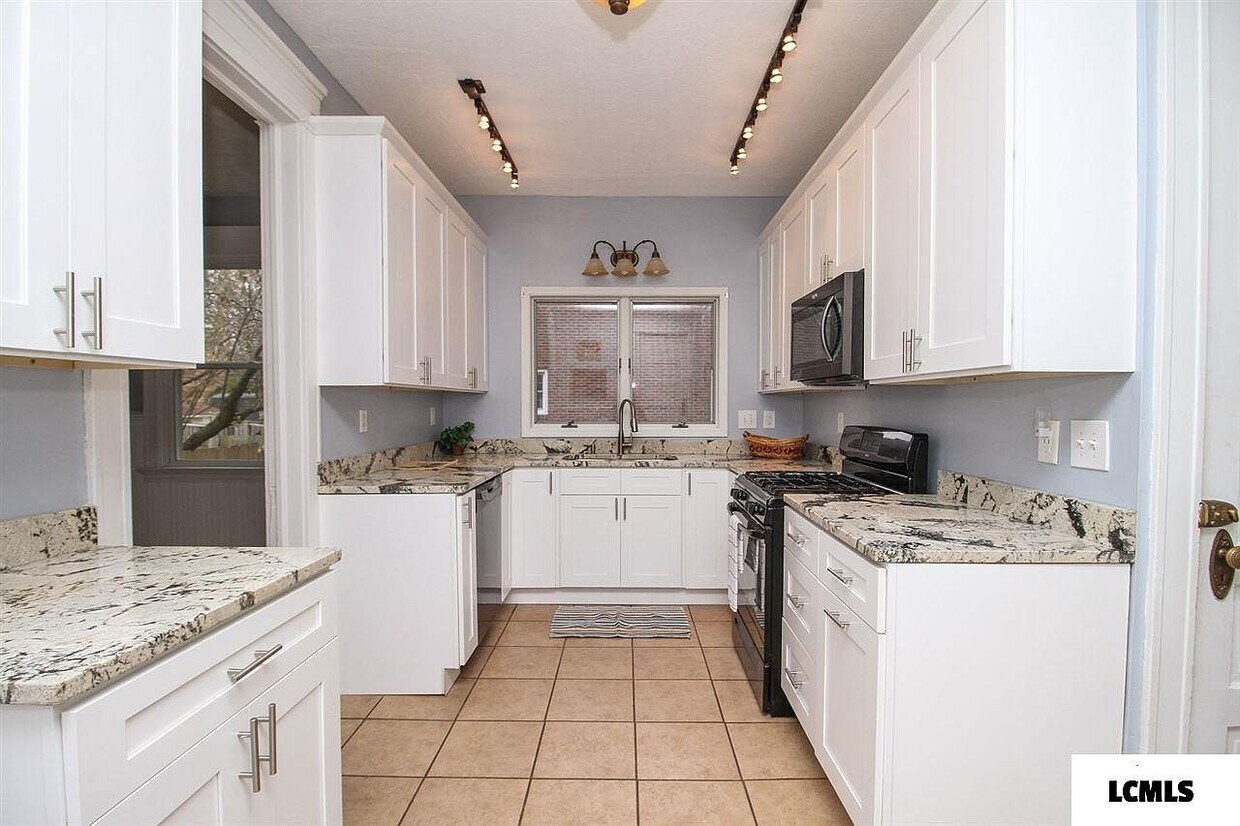 Kitchen - 304 Lincoln Ave