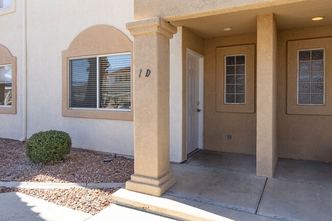 Building Photo - Scenic View Community two-story townhouse ...