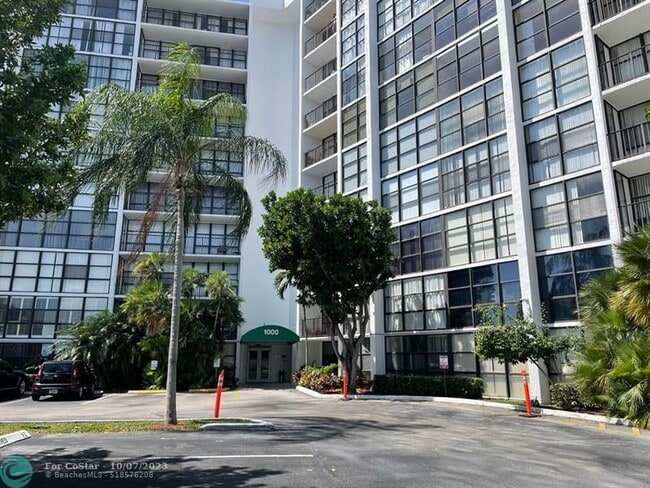 Building Photo - 1000 Parkview Dr