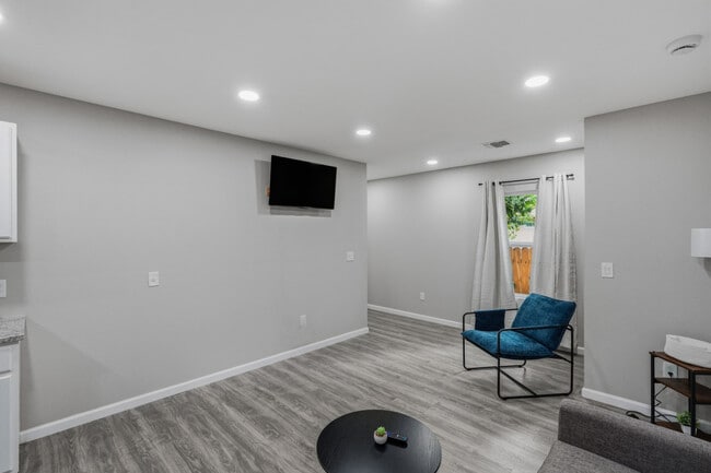 Building Photo - 2306 E Houston St