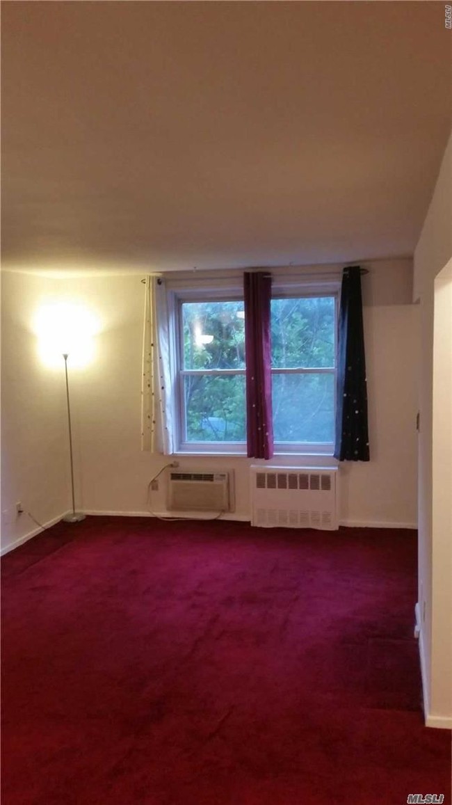 Foto del edificio - 67-50 Thornton Pl
