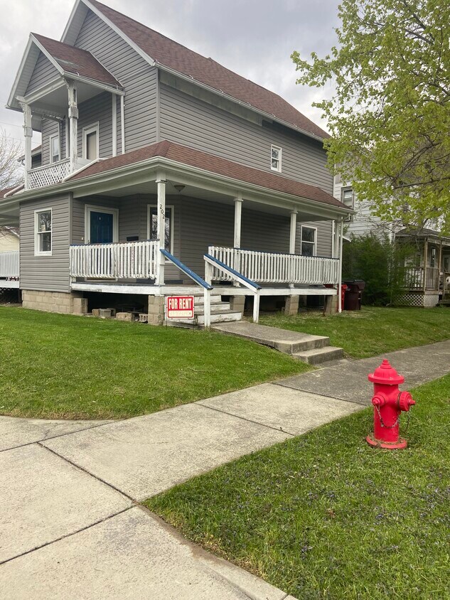Primary Photo - 202 E Highland Ave