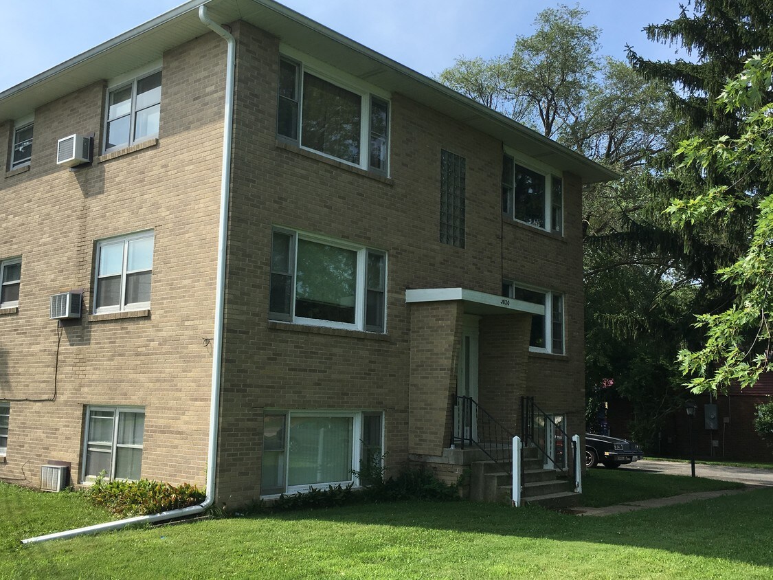 Primary Photo - 2020 N Kickapoo St