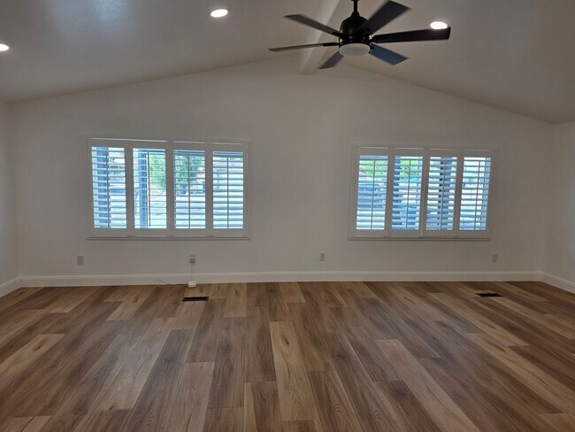 Foto del edificio - Beautifully remodeled 3 bed/2 bath Manufactured Home BHC-Blocks from Colorado River