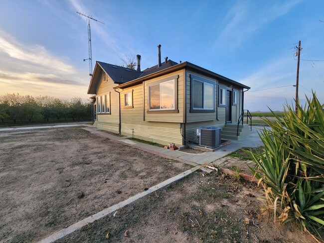 Building Photo - Lovely Country Home!