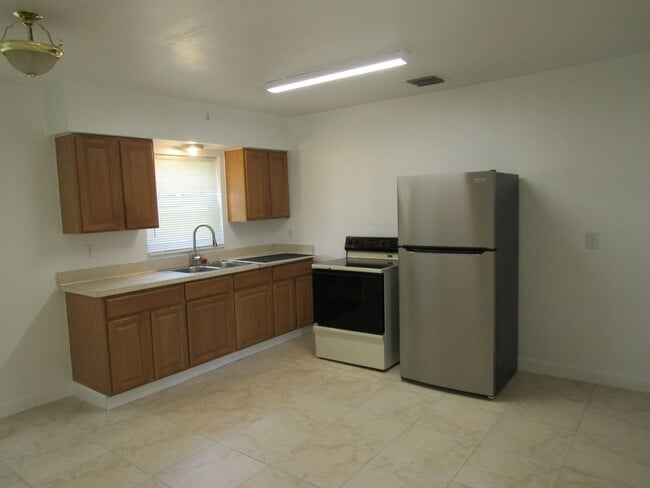 Building Photo - LOVELY 2 BEDROOM SINGLE FAMILY HOME IN CLE...