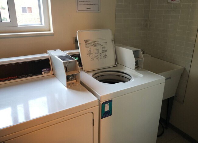 Building Photo - 6878 W Touhy Ave