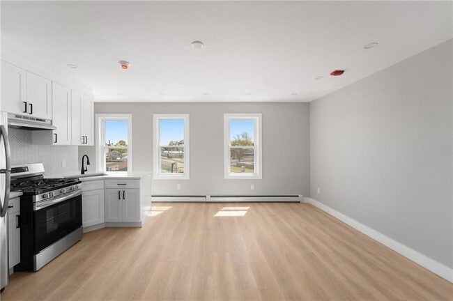 Building Photo - 735 Broadway