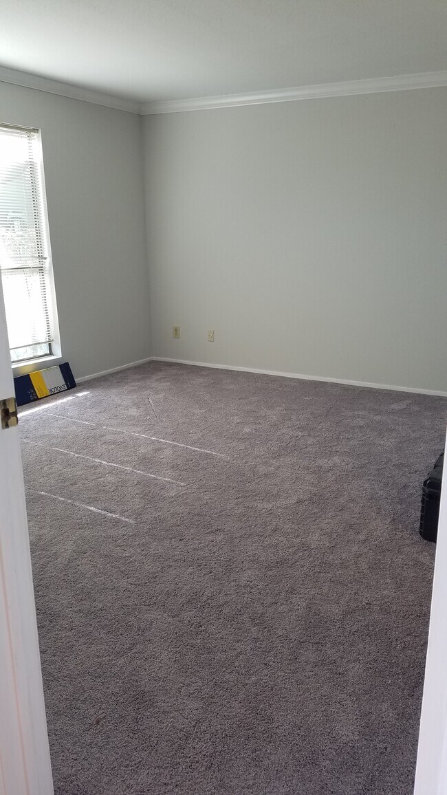 Large bedroom with walk in closet and new carpet - 14777 Wunderlich Dr
