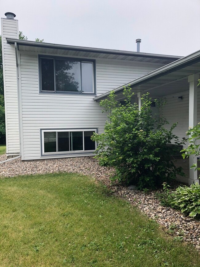 Building Photo - 1675 Valley View Dr