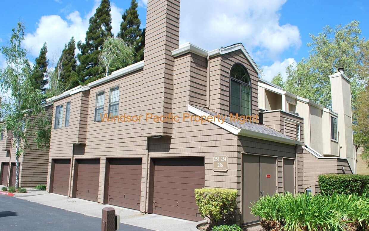 Foto principal - Resort Living in this Gorgeous Condo! 1 Ca...