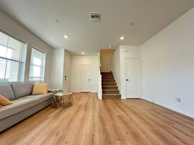 Photo - 3 BEDROOM HOME FOR LEASING IN Ontario