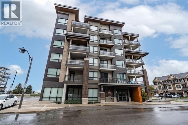 Building Photo - 10 Esplanade Ln