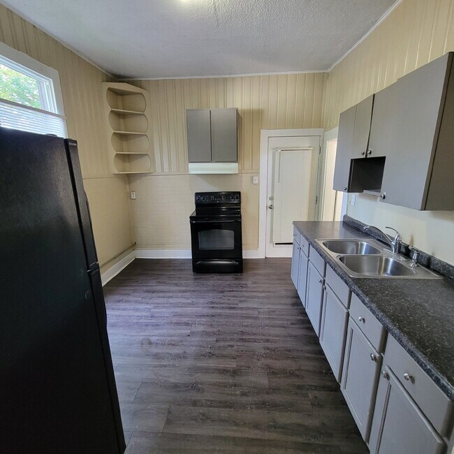 Foto del edificio - Near Westside 2BR House w/Attached Garage!