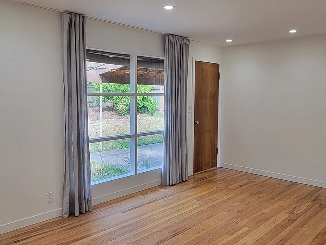 Building Photo - Updated 3-Bedroom Home with Spacious Yard in Broadview/Bitter Lake