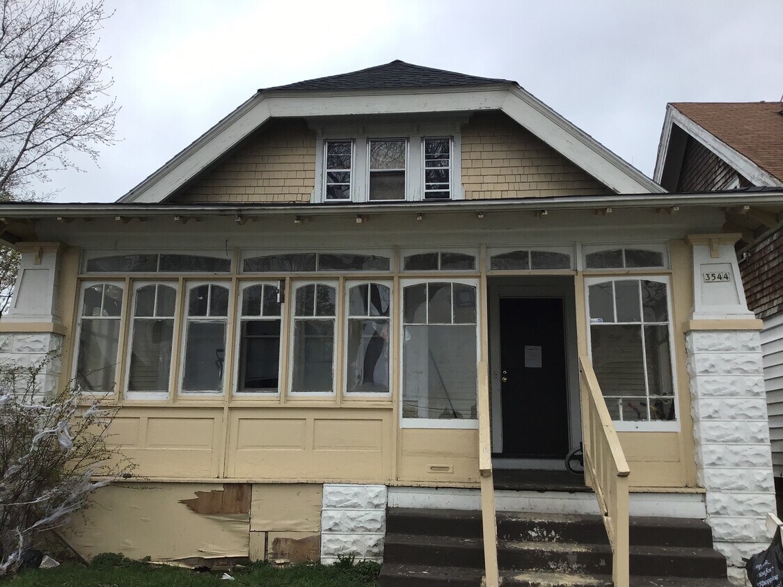 Primary Photo - 3 bedroom 1.5 bathroom single family home ...