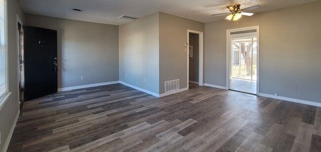 Foto del edificio - SPACIOUS 3/2 LOCATED IN CENTRAL LUBBOCK