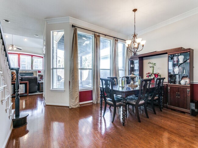Building Photo - Stunning 4 bedrooms and 3 bathrooms home f...