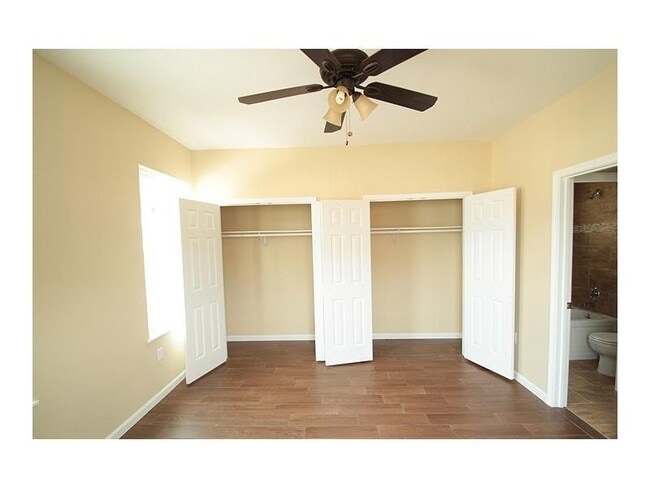 Master bedroom, with 2 large closets and natural light - 2528 Palmyra