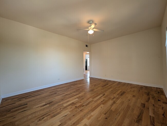 Foto del edificio - 2347 N Drake Ave