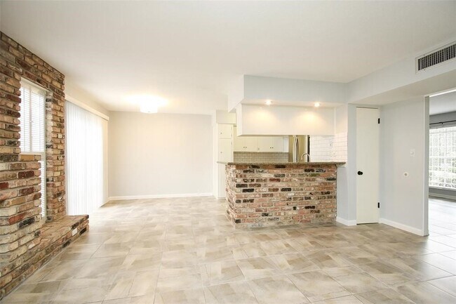 Building Photo - 2101 Fountain View Dr