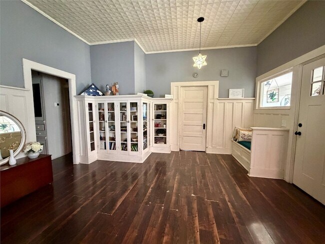 Building Photo - 301 Forrest Ave