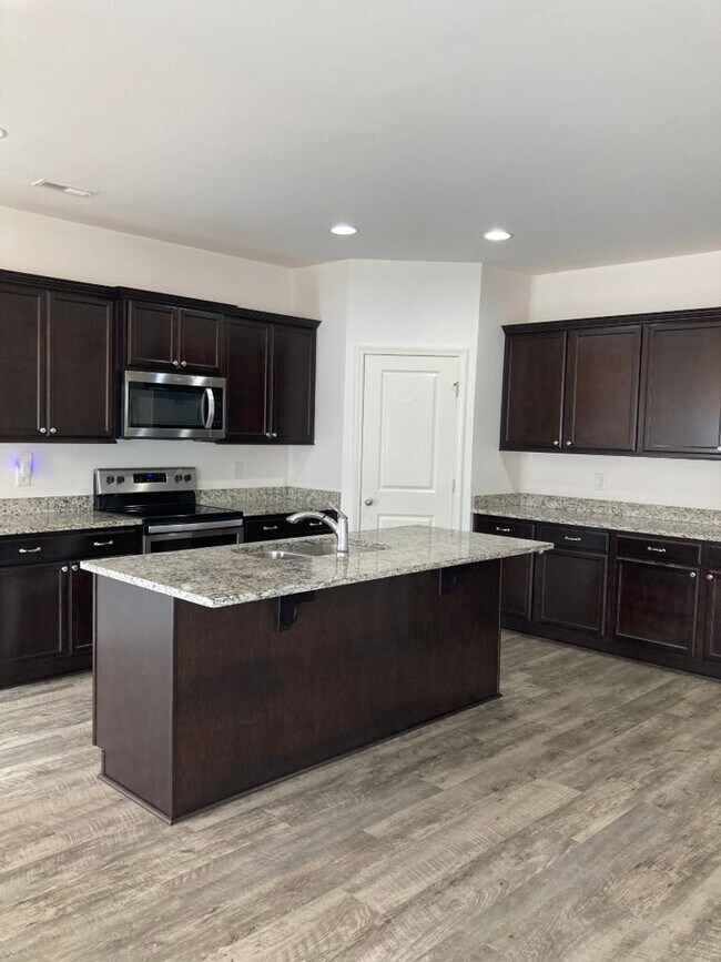 Foto del edificio - Spacious Townhome MOVE IN SPECIAL $400 OFF...