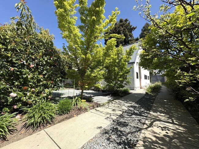 Foto del edificio - Charming 4BR Home with ADU