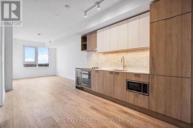 Building Photo - 2020 Bathurst St