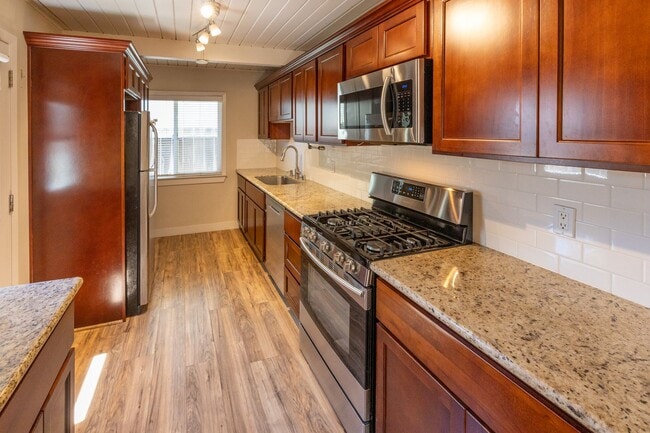 Building Photo - Beautifully updated 2 Bedroom Near Downtown!