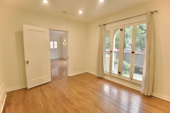 Dormitorio 1 al lado de la sala de estar, inundado de luz. - 4755 Wiota St