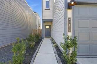 Building Photo - 3022 La Latina Dr