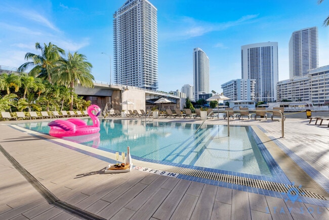 Foto del edificio - 2602 E Hallandale Beach Blvd