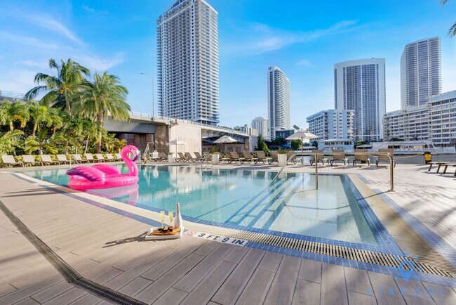 Building Photo - 2602 E Hallandale Beach Blvd