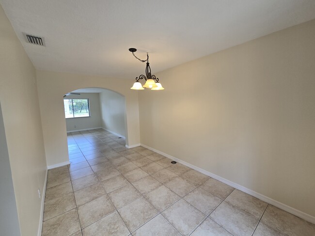 Building Photo - 703 Riverside Dr