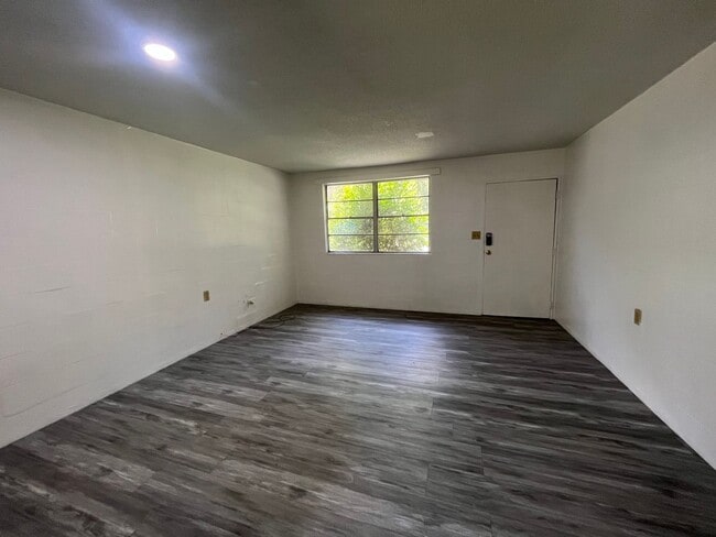 Building Photo - 811 McGee St NE