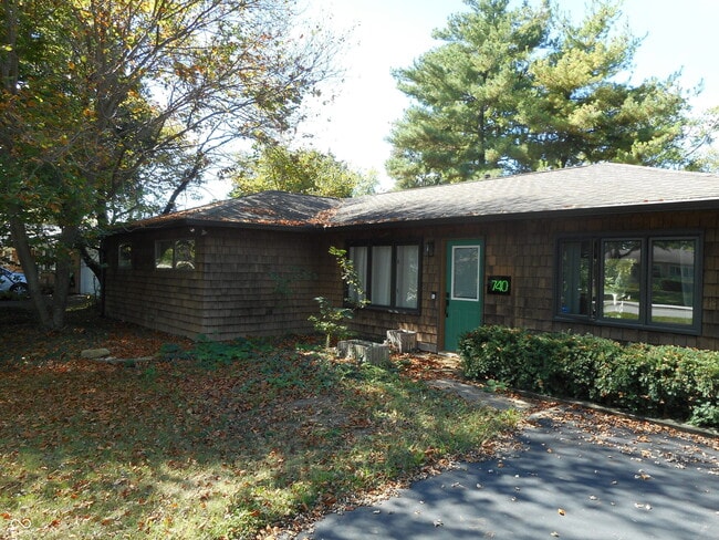 Building Photo - 740 W Auman Dr