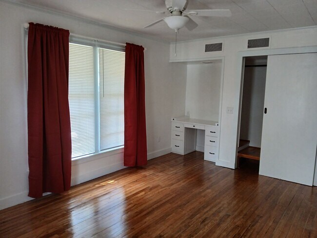 Foto del edificio - 402 Crestwood St